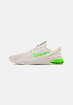 Nike Performance Metcon 8 Flyease - Treningssko - Phantom/Green Strike/Light Orewood Brown